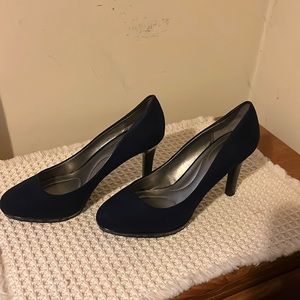 Navy blue heels made by Bandolino size 10M